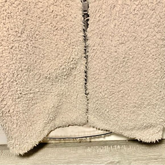 ARITZIA Wilfred Fluffy Cream Vest (Size XXS) - Picture 8 of 13